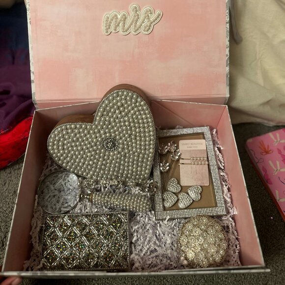 ✨ Luxury Bridal Gift Box Set – Curated Elegance for the Bride-to-Be ✨ - Picture 1 of 3